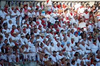Público asistente a la Plaza de Toros de Pamplona durante la tercera corrida de la Feria del Toro 2019 con la ganadería de José Escolar para los diestros Fernando Robleño, Javier Castaño y Pepe Moral.