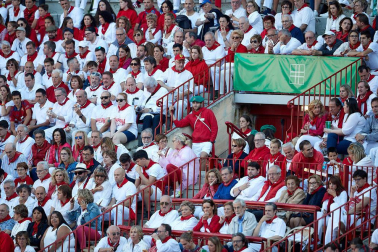 Público asistente a la Plaza de Toros de Pamplona durante la tercera corrida de la Feria del Toro 2019 con la ganadería de José Escolar para los diestros Fernando Robleño, Javier Castaño y Pepe Moral.