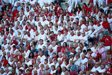 Público asistente a la Plaza de Toros de Pamplona durante la tercera corrida de la Feria del Toro 2019 con la ganadería de José Escolar para los diestros Fernando Robleño, Javier Castaño y Pepe Moral.