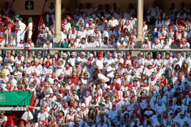Público asistente a la Plaza de Toros de Pamplona durante la tercera corrida de la Feria del Toro 2019 con la ganadería de José Escolar para los diestros Fernando Robleño, Javier Castaño y Pepe Moral.