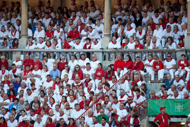 Público asistente a la Plaza de Toros de Pamplona durante la tercera corrida de la Feria del Toro 2019 con la ganadería de José Escolar para los diestros Fernando Robleño, Javier Castaño y Pepe Moral.
