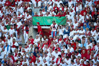 Público asistente a la Plaza de Toros de Pamplona durante la tercera corrida de la Feria del Toro 2019 con la ganadería de José Escolar para los diestros Fernando Robleño, Javier Castaño y Pepe Moral.
