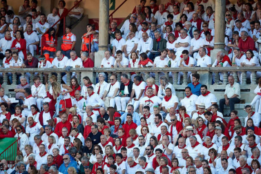 Público asistente a la Plaza de Toros de Pamplona durante la tercera corrida de la Feria del Toro 2019 con la ganadería de José Escolar para los diestros Fernando Robleño, Javier Castaño y Pepe Moral.