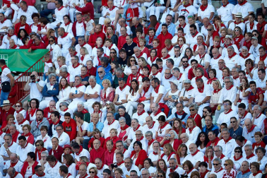 Público asistente a la Plaza de Toros de Pamplona durante la tercera corrida de la Feria del Toro 2019 con la ganadería de José Escolar para los diestros Fernando Robleño, Javier Castaño y Pepe Moral.