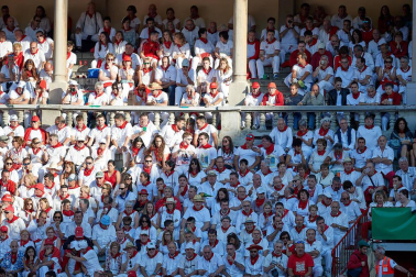 Público asistente a la Plaza de Toros de Pamplona durante la tercera corrida de la Feria del Toro 2019 con la ganadería de José Escolar para los diestros Fernando Robleño, Javier Castaño y Pepe Moral.
