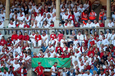 Público asistente a la Plaza de Toros de Pamplona durante la tercera corrida de la Feria del Toro 2019 con la ganadería de José Escolar para los diestros Fernando Robleño, Javier Castaño y Pepe Moral.