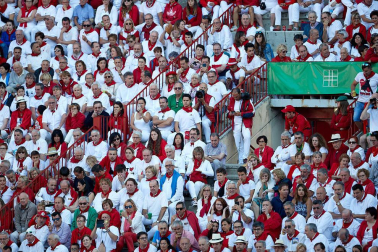 Público asistente a la Plaza de Toros de Pamplona durante la tercera corrida de la Feria del Toro 2019 con la ganadería de José Escolar para los diestros Fernando Robleño, Javier Castaño y Pepe Moral.
