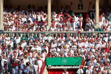 Público asistente a la Plaza de Toros de Pamplona durante la tercera corrida de la Feria del Toro 2019 con la ganadería de José Escolar para los diestros Fernando Robleño, Javier Castaño y Pepe Moral.