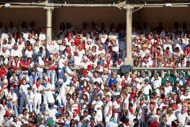 Público asistente a la Plaza de Toros de Pamplona durante la tercera corrida de la Feria del Toro 2019 con la ganadería de José Escolar para los diestros Fernando Robleño, Javier Castaño y Pepe Moral.