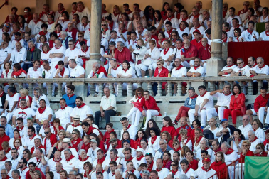 Público asistente a la Plaza de Toros de Pamplona durante la tercera corrida de la Feria del Toro 2019 con la ganadería de José Escolar para los diestros Fernando Robleño, Javier Castaño y Pepe Moral.