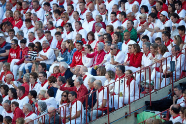Público asistente a la Plaza de Toros de Pamplona durante la tercera corrida de la Feria del Toro 2019 con la ganadería de José Escolar para los diestros Fernando Robleño, Javier Castaño y Pepe Moral.