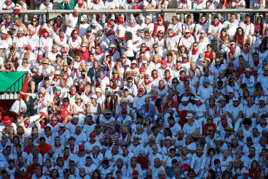 Público asistente a la Plaza de Toros de Pamplona durante la tercera corrida de la Feria del Toro 2019 con la ganadería de José Escolar para los diestros Fernando Robleño, Javier Castaño y Pepe Moral.