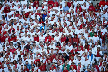 Público asistente a la Plaza de Toros de Pamplona durante la tercera corrida de la Feria del Toro 2019 con la ganadería de José Escolar para los diestros Fernando Robleño, Javier Castaño y Pepe Moral.