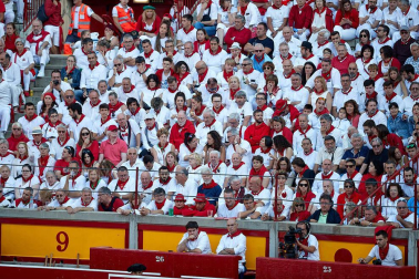 Público asistente a la Plaza de Toros de Pamplona durante la tercera corrida de la Feria del Toro 2019 con la ganadería de José Escolar para los diestros Fernando Robleño, Javier Castaño y Pepe Moral.