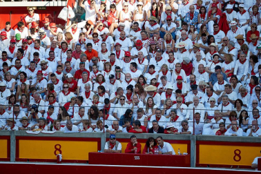Público asistente a la Plaza de Toros de Pamplona durante la tercera corrida de la Feria del Toro 2019 con la ganadería de José Escolar para los diestros Fernando Robleño, Javier Castaño y Pepe Moral.