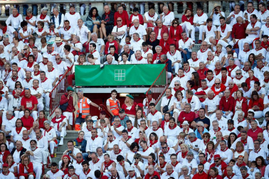 Público asistente a la Plaza de Toros de Pamplona durante la tercera corrida de la Feria del Toro 2019 con la ganadería de José Escolar para los diestros Fernando Robleño, Javier Castaño y Pepe Moral.