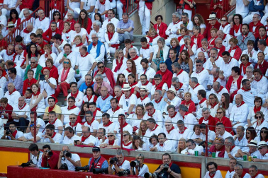 Público asistente a la Plaza de Toros de Pamplona durante la tercera corrida de la Feria del Toro 2019 con la ganadería de José Escolar para los diestros Fernando Robleño, Javier Castaño y Pepe Moral.