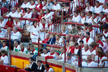 Público asistente a la Plaza de Toros de Pamplona durante la tercera corrida de la Feria del Toro 2019 con la ganadería de José Escolar para los diestros Fernando Robleño, Javier Castaño y Pepe Moral.