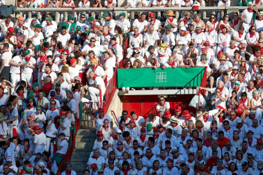 Público asistente a la Plaza de Toros de Pamplona durante la tercera corrida de la Feria del Toro 2019 con la ganadería de José Escolar para los diestros Fernando Robleño, Javier Castaño y Pepe Moral.