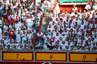 Público asistente a la Plaza de Toros de Pamplona durante la tercera corrida de la Feria del Toro 2019 con la ganadería de José Escolar para los diestros Fernando Robleño, Javier Castaño y Pepe Moral.