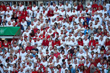Público asistente a la Plaza de Toros de Pamplona durante la tercera corrida de la Feria del Toro 2019 con la ganadería de José Escolar para los diestros Fernando Robleño, Javier Castaño y Pepe Moral.