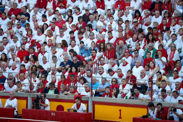 Público asistente a la Plaza de Toros de Pamplona durante la tercera corrida de la Feria del Toro 2019 con la ganadería de José Escolar para los diestros Fernando Robleño, Javier Castaño y Pepe Moral.