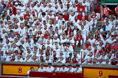 Público asistente a la Plaza de Toros de Pamplona durante la tercera corrida de la Feria del Toro 2019 con la ganadería de José Escolar para los diestros Fernando Robleño, Javier Castaño y Pepe Moral.