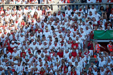 Público asistente a la Plaza de Toros de Pamplona durante la tercera corrida de la Feria del Toro 2019 con la ganadería de José Escolar para los diestros Fernando Robleño, Javier Castaño y Pepe Moral.