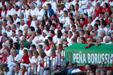 Público asistente a la Plaza de Toros de Pamplona durante la tercera corrida de la Feria del Toro 2019 con la ganadería de José Escolar para los diestros Fernando Robleño, Javier Castaño y Pepe Moral.