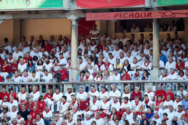 Público asistente a la Plaza de Toros de Pamplona durante la tercera corrida de la Feria del Toro 2019 con la ganadería de José Escolar para los diestros Fernando Robleño, Javier Castaño y Pepe Moral.