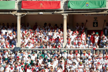 Público asistente a la Plaza de Toros de Pamplona durante la tercera corrida de la Feria del Toro 2019 con la ganadería de José Escolar para los diestros Fernando Robleño, Javier Castaño y Pepe Moral.