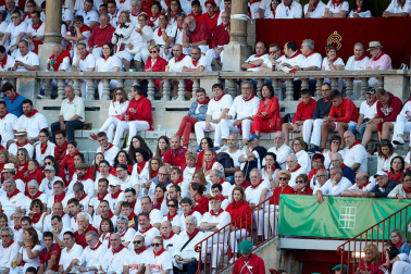 Público asistente a la Plaza de Toros de Pamplona durante la tercera corrida de la Feria del Toro 2019 con la ganadería de José Escolar para los diestros Fernando Robleño, Javier Castaño y Pepe Moral.