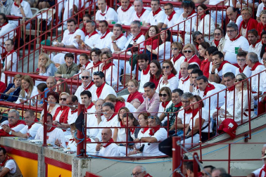 Público asistente a la Plaza de Toros de Pamplona durante la tercera corrida de la Feria del Toro 2019 con la ganadería de José Escolar para los diestros Fernando Robleño, Javier Castaño y Pepe Moral.