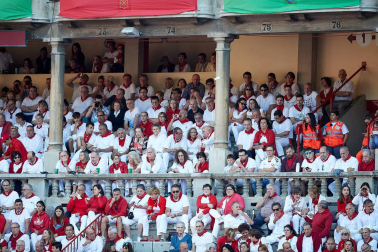 Público asistente a la Plaza de Toros de Pamplona durante la tercera corrida de la Feria del Toro 2019 con la ganadería de José Escolar para los diestros Fernando Robleño, Javier Castaño y Pepe Moral.