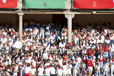 Público asistente a la Plaza de Toros de Pamplona durante la tercera corrida de la Feria del Toro 2019 con la ganadería de José Escolar para los diestros Fernando Robleño, Javier Castaño y Pepe Moral.