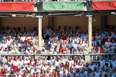 Público asistente a la Plaza de Toros de Pamplona durante la tercera corrida de la Feria del Toro 2019 con la ganadería de José Escolar para los diestros Fernando Robleño, Javier Castaño y Pepe Moral.