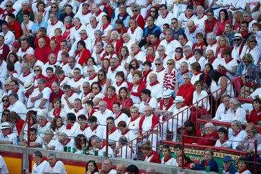 Público asistente a la Plaza de Toros de Pamplona durante la tercera corrida de la Feria del Toro 2019 con la ganadería de José Escolar para los diestros Fernando Robleño, Javier Castaño y Pepe Moral.