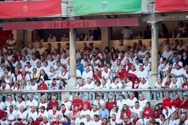 Público asistente a la Plaza de Toros de Pamplona durante la tercera corrida de la Feria del Toro 2019 con la ganadería de José Escolar para los diestros Fernando Robleño, Javier Castaño y Pepe Moral.