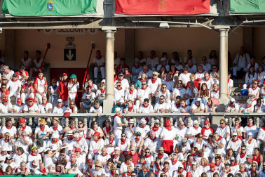 Público asistente a la Plaza de Toros de Pamplona durante la tercera corrida de la Feria del Toro 2019 con la ganadería de José Escolar para los diestros Fernando Robleño, Javier Castaño y Pepe Moral.