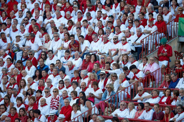 Público asistente a la Plaza de Toros de Pamplona durante la tercera corrida de la Feria del Toro 2019 con la ganadería de José Escolar para los diestros Fernando Robleño, Javier Castaño y Pepe Moral.