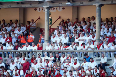 Público asistente a la Plaza de Toros de Pamplona durante la tercera corrida de la Feria del Toro 2019 con la ganadería de José Escolar para los diestros Fernando Robleño, Javier Castaño y Pepe Moral.