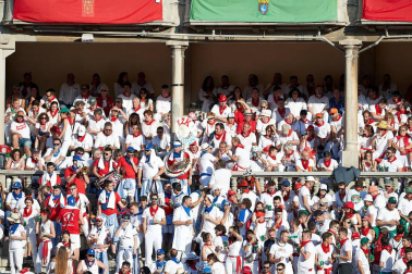 Público asistente a la Plaza de Toros de Pamplona durante la tercera corrida de la Feria del Toro 2019 con la ganadería de José Escolar para los diestros Fernando Robleño, Javier Castaño y Pepe Moral.