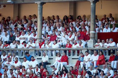 Público asistente a la Plaza de Toros de Pamplona durante la tercera corrida de la Feria del Toro 2019 con la ganadería de José Escolar para los diestros Fernando Robleño, Javier Castaño y Pepe Moral.