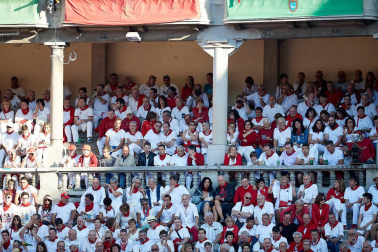 Público asistente a la Plaza de Toros de Pamplona durante la tercera corrida de la Feria del Toro 2019 con la ganadería de José Escolar para los diestros Fernando Robleño, Javier Castaño y Pepe Moral.