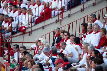 Público asistente a la Plaza de Toros de Pamplona durante la tercera corrida de la Feria del Toro 2019 con la ganadería de José Escolar para los diestros Fernando Robleño, Javier Castaño y Pepe Moral.