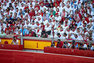 Público asistente a la Plaza de Toros de Pamplona durante la tercera corrida de la Feria del Toro 2019 con la ganadería de José Escolar para los diestros Fernando Robleño, Javier Castaño y Pepe Moral.