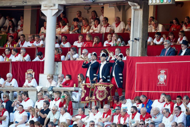 Público asistente a la Plaza de Toros de Pamplona durante la tercera corrida de la Feria del Toro 2019 con la ganadería de José Escolar para los diestros Fernando Robleño, Javier Castaño y Pepe Moral.