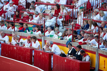 Público asistente a la Plaza de Toros de Pamplona durante la tercera corrida de la Feria del Toro 2019 con la ganadería de José Escolar para los diestros Fernando Robleño, Javier Castaño y Pepe Moral.