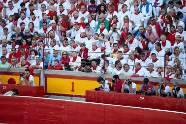 Público asistente a la Plaza de Toros de Pamplona durante la tercera corrida de la Feria del Toro 2019 con la ganadería de José Escolar para los diestros Fernando Robleño, Javier Castaño y Pepe Moral.