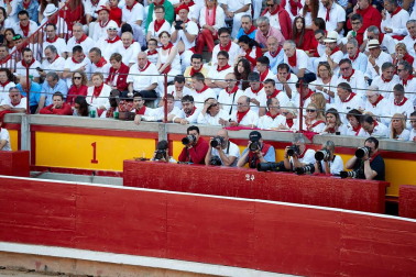 Público asistente a la Plaza de Toros de Pamplona durante la tercera corrida de la Feria del Toro 2019 con la ganadería de José Escolar para los diestros Fernando Robleño, Javier Castaño y Pepe Moral.